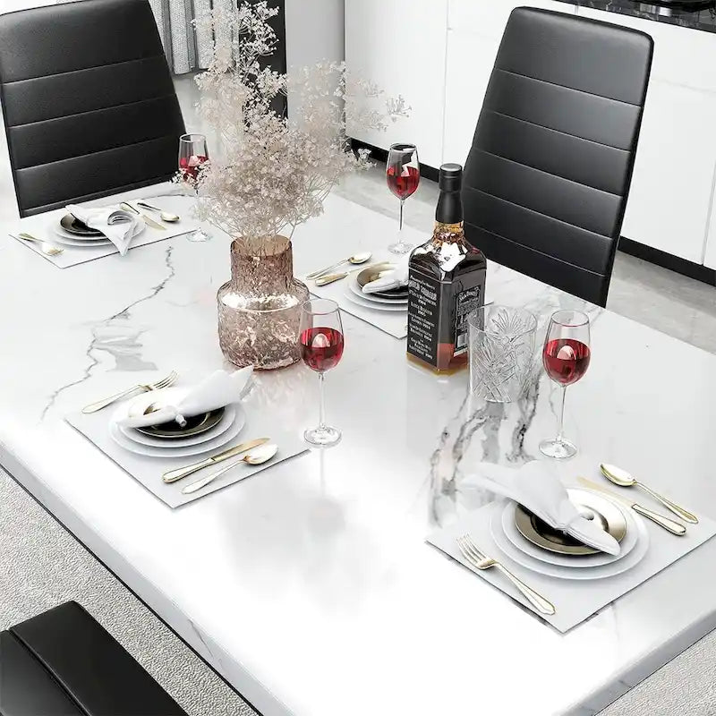 Ensemble de salle à manger Mieres moderne de 5 pièces avec table à plateau en faux marbre et 4 chaises de salle à manger rembourrées en similicuir